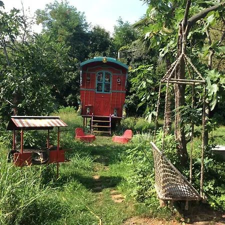 On The Hills, Charme Retreat